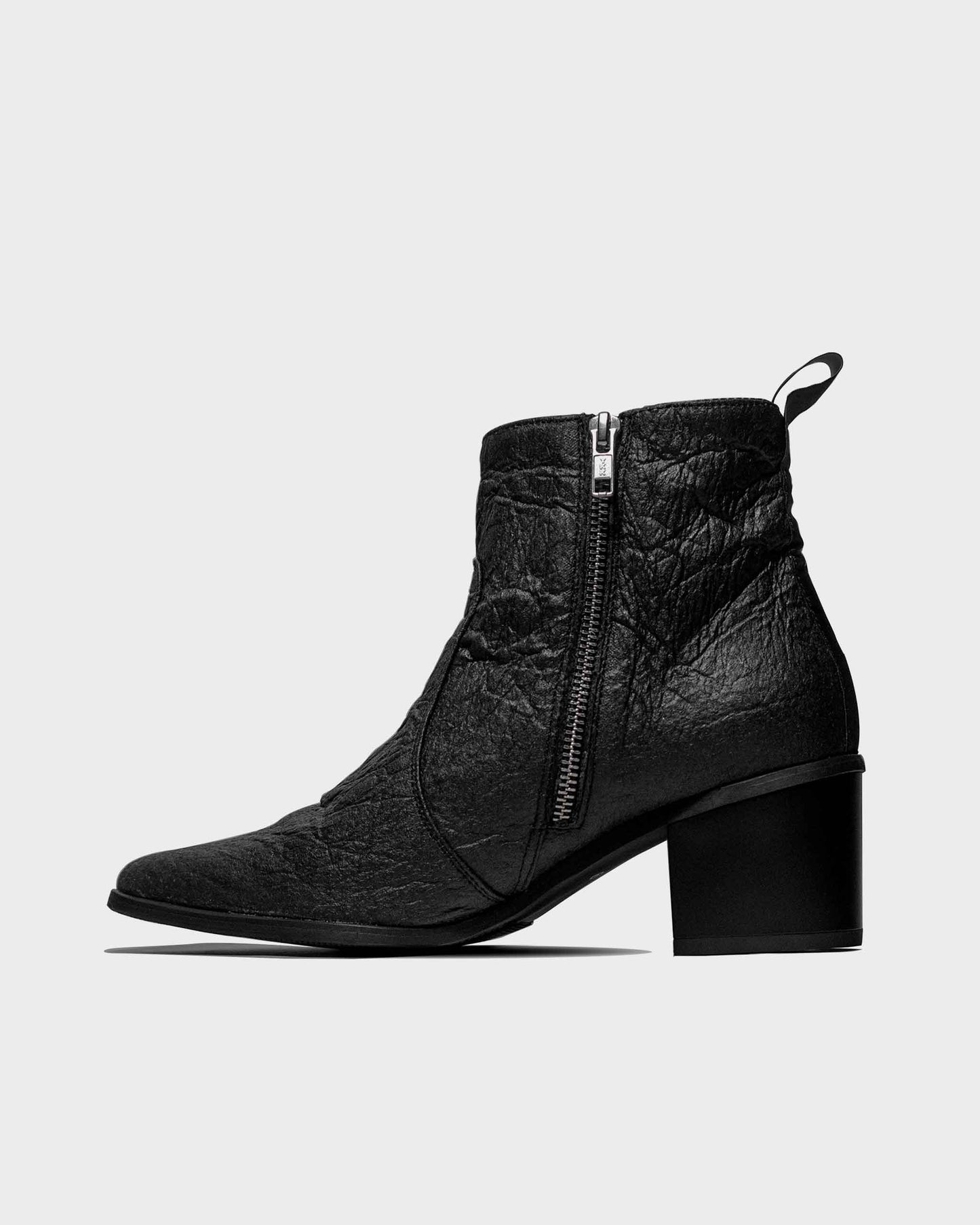 Swan No.1 Schwarze Pina-Stiefel aus Pinatex – Musterverkauf