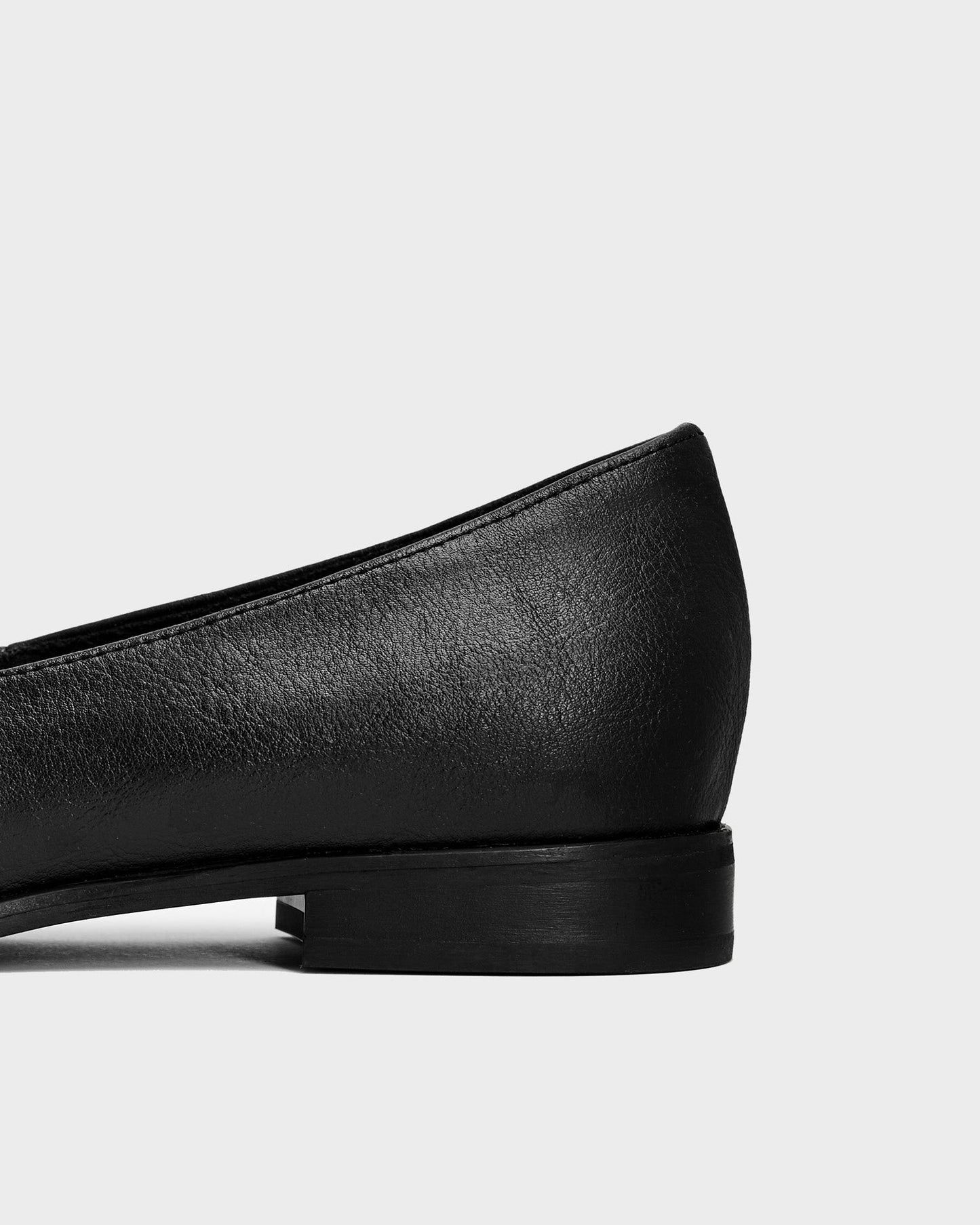 Schwarze Herren-Loafer aus traubenfarbenem Vegea-Leder
