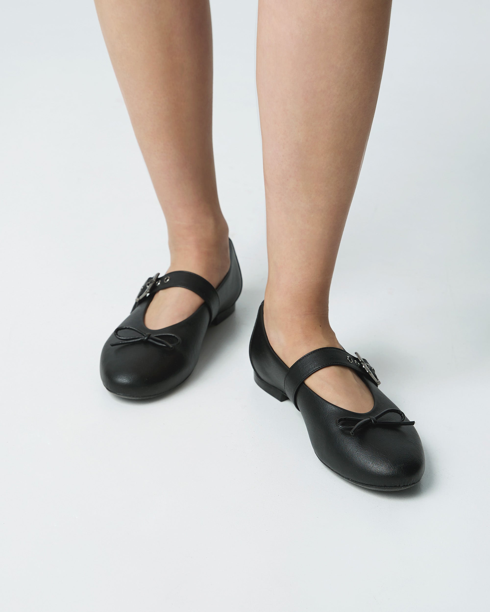 BOHEMA Mara Pumps in black - side view of women's ballet flats with strap