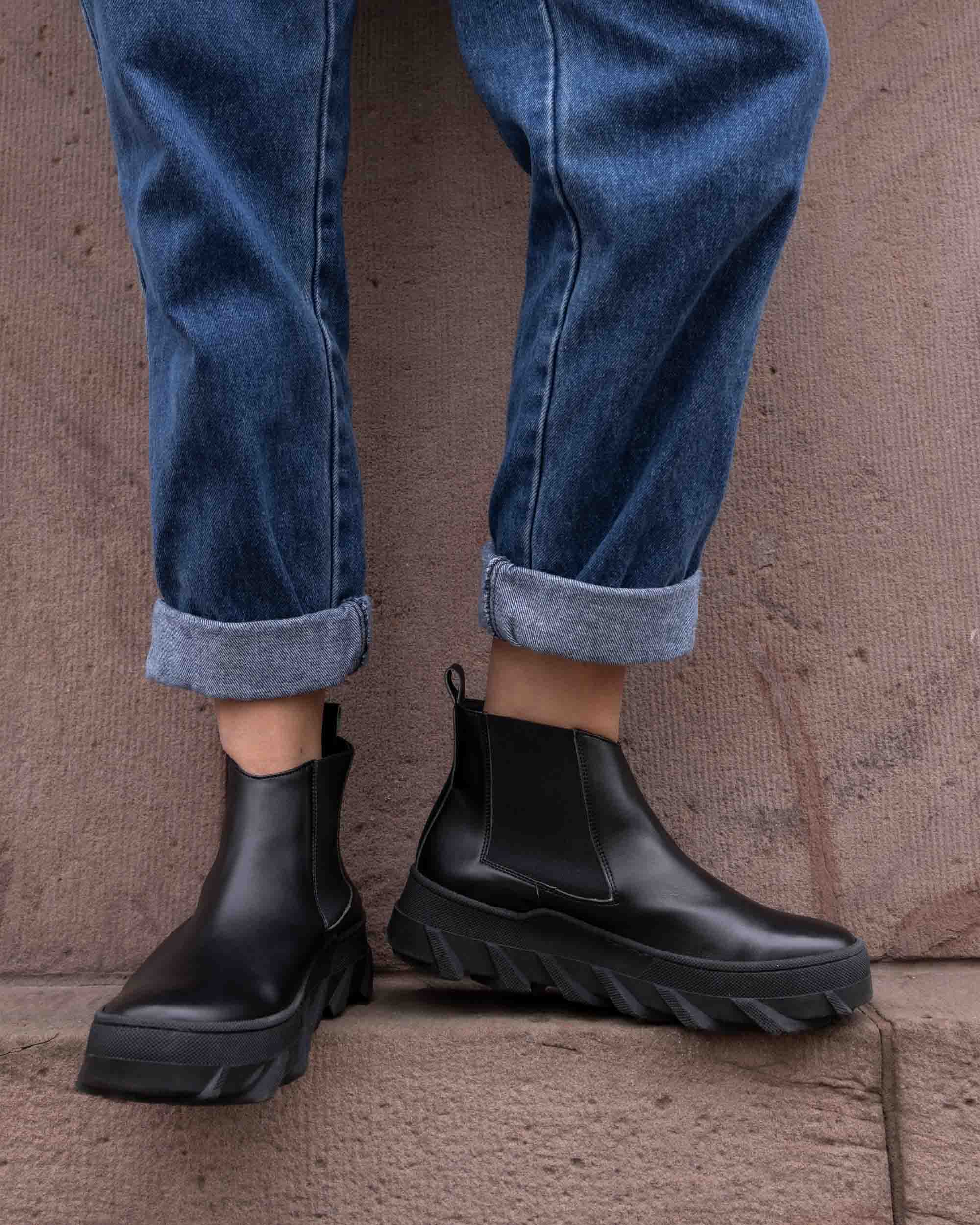 Tiger chelsea black boots