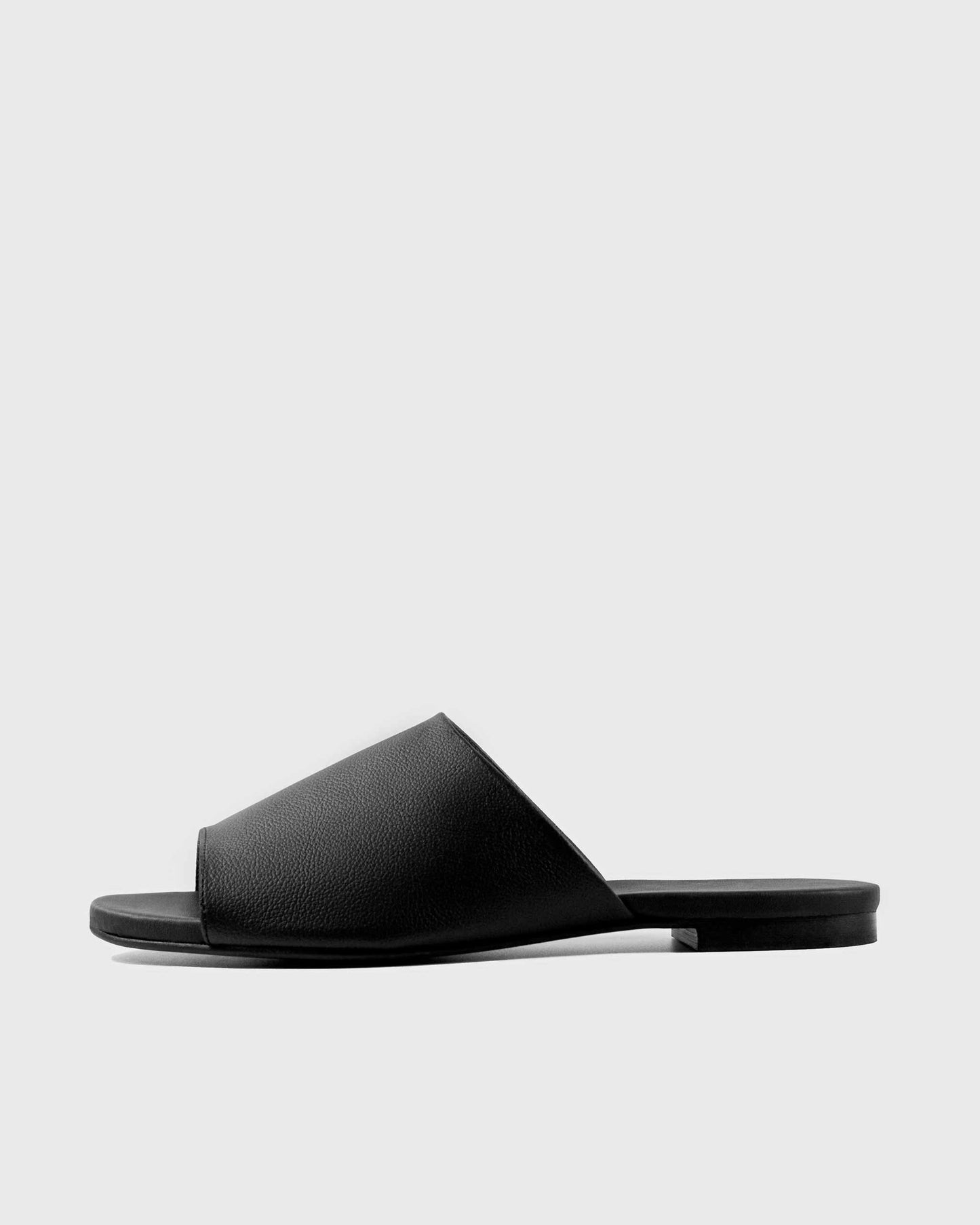 Ritzy Slides Black aus Traubenleder – Musterverkauf