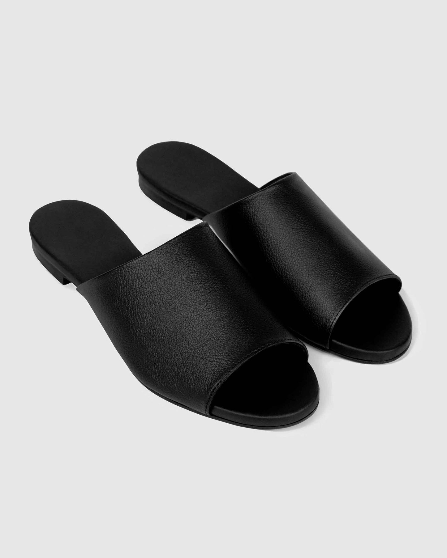 Ritzy Slides Black aus Traubenleder – Musterverkauf