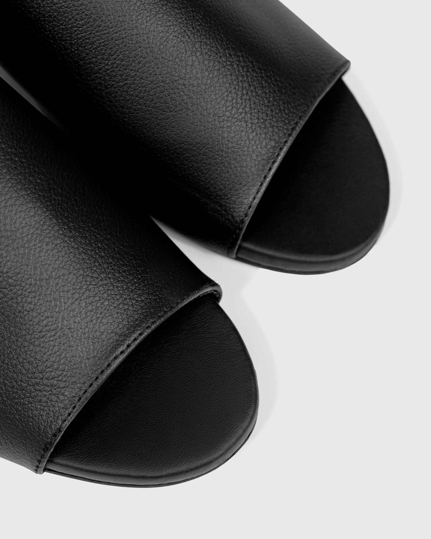 Ritzy Slides Black aus Traubenleder – Musterverkauf