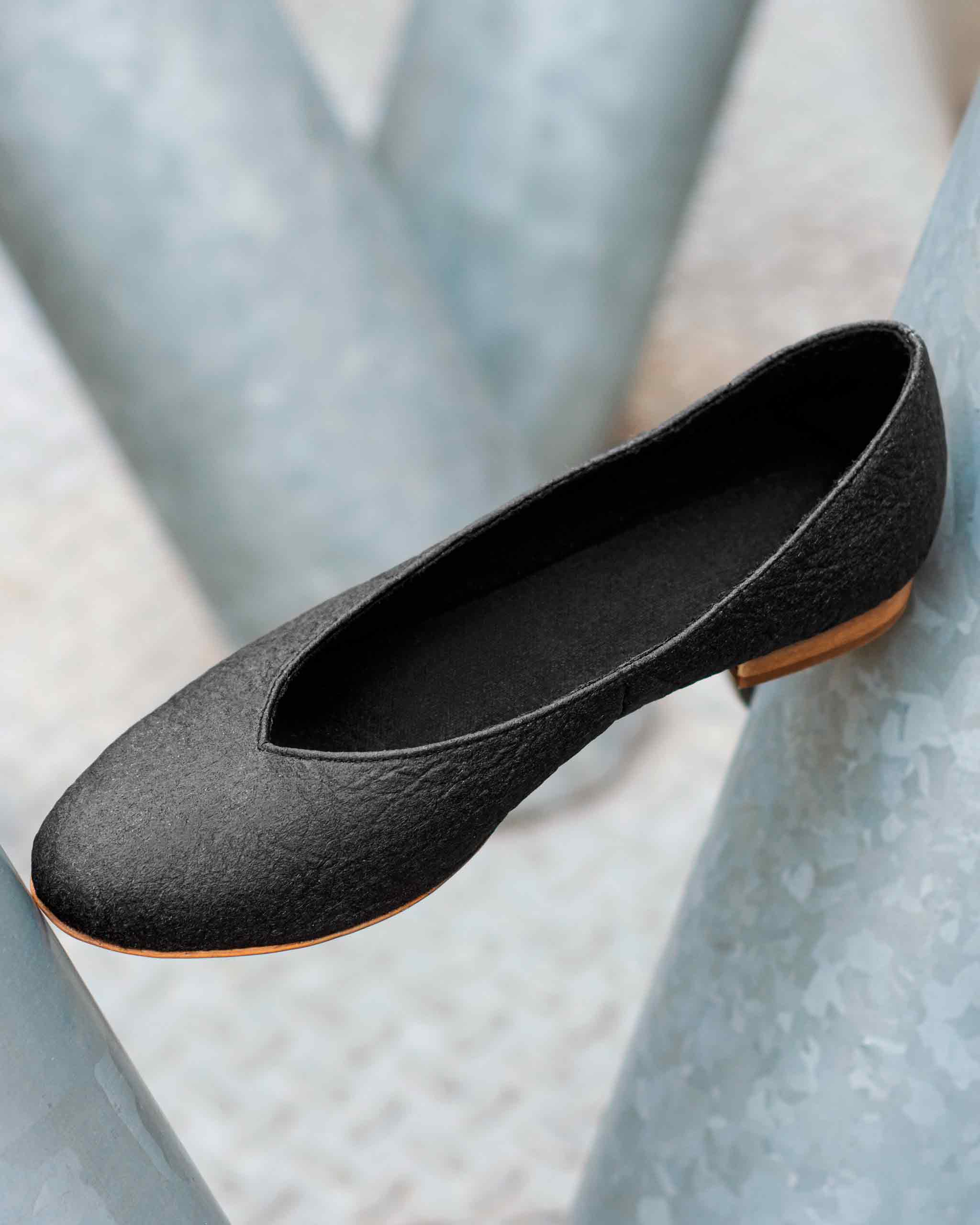 Pumps Black Pina ballerinas made of Pinatex - outlet