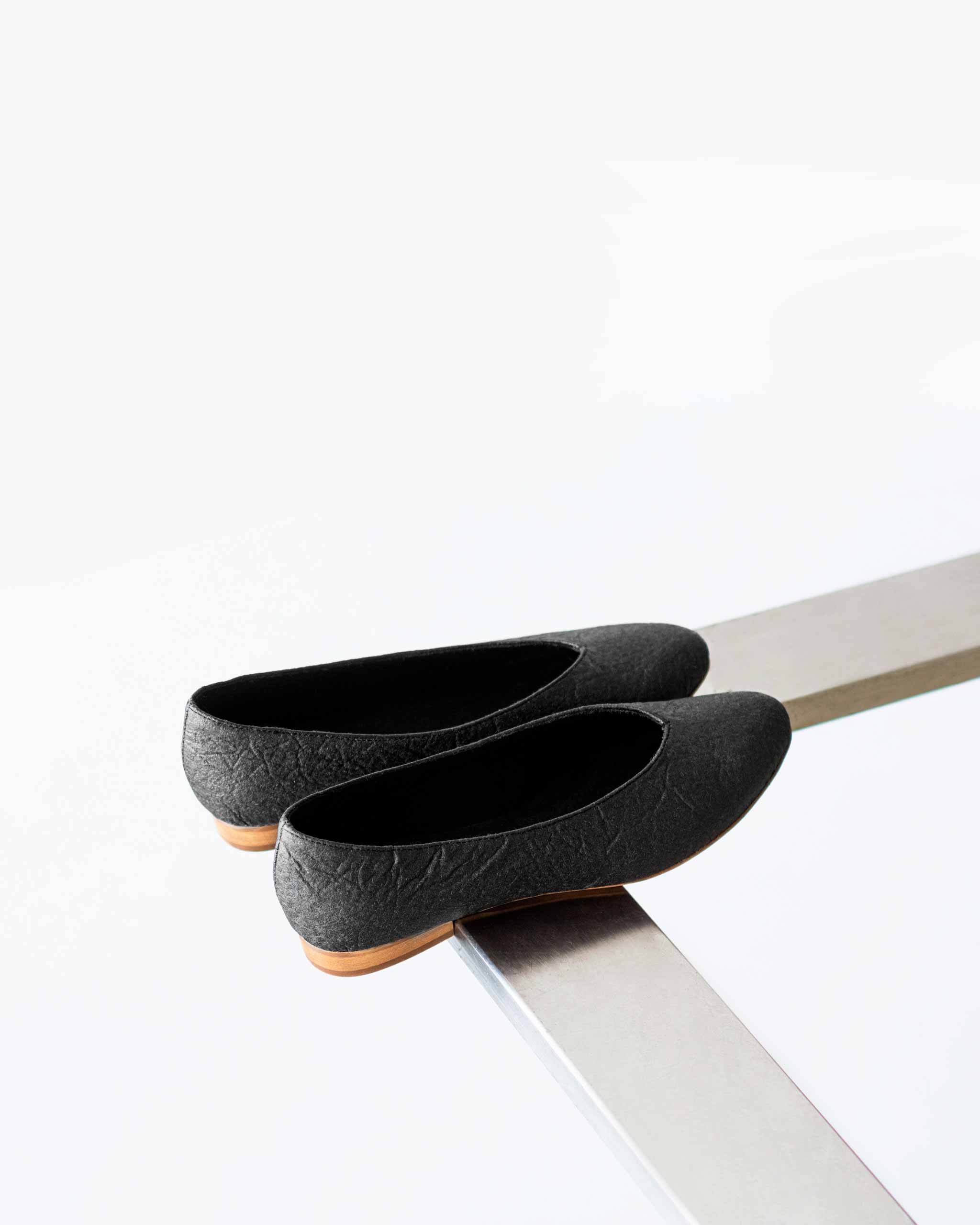 Pumps Black Pina ballerinas made of Pinatex - outlet