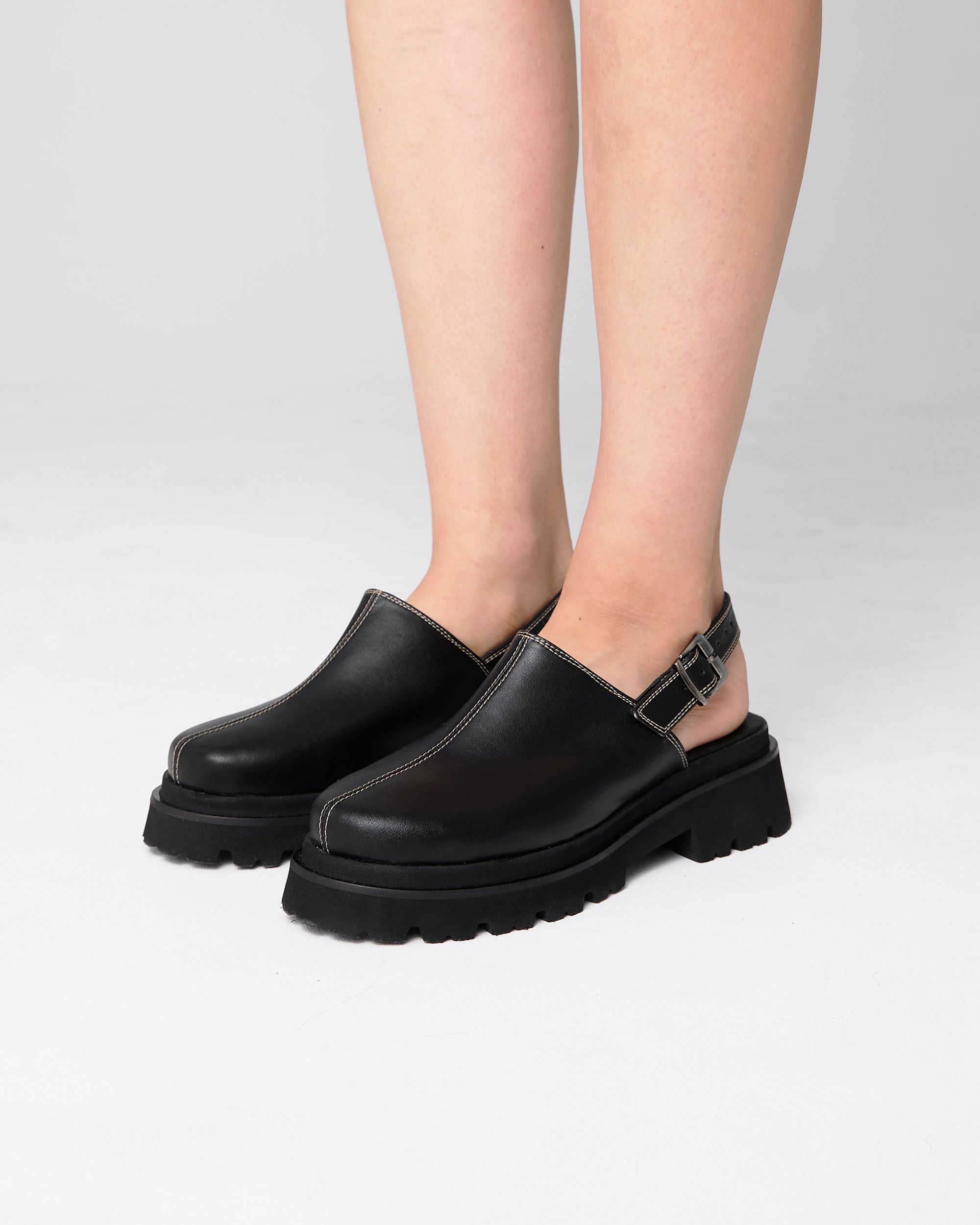 Urban Clogs made of vegan grape leather