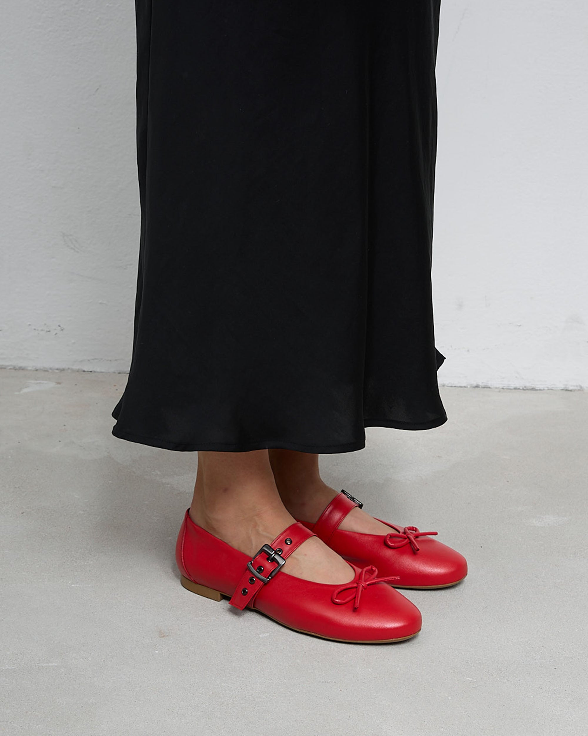 Mara Pumps red ballet flats with a strap