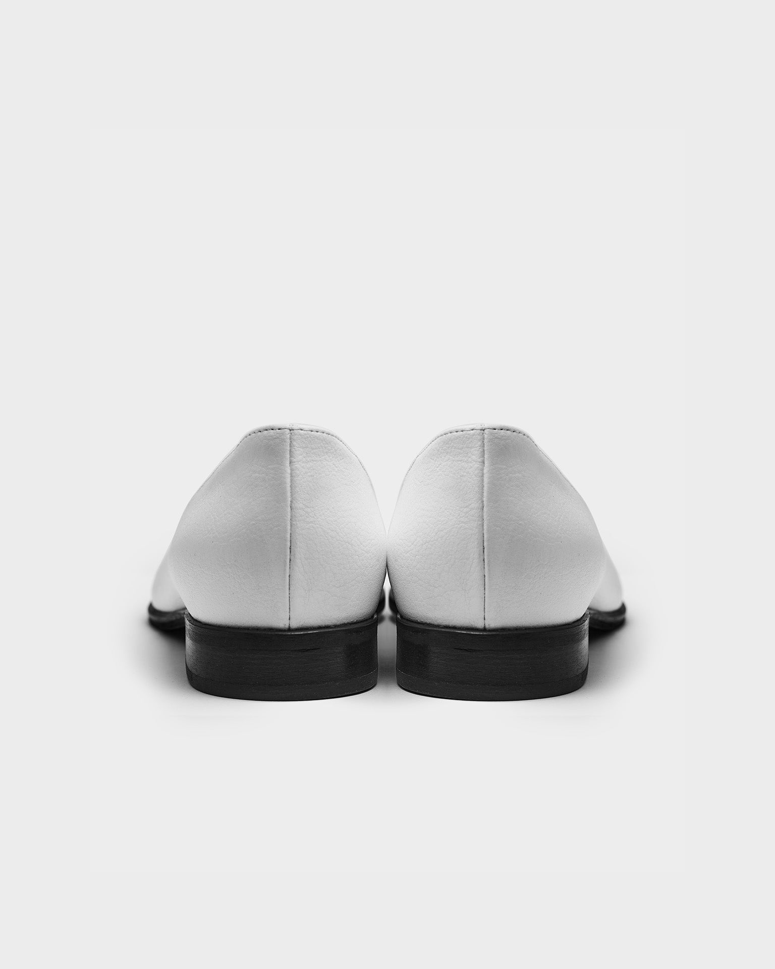 Lords White Loafers made of grape leather Vegea