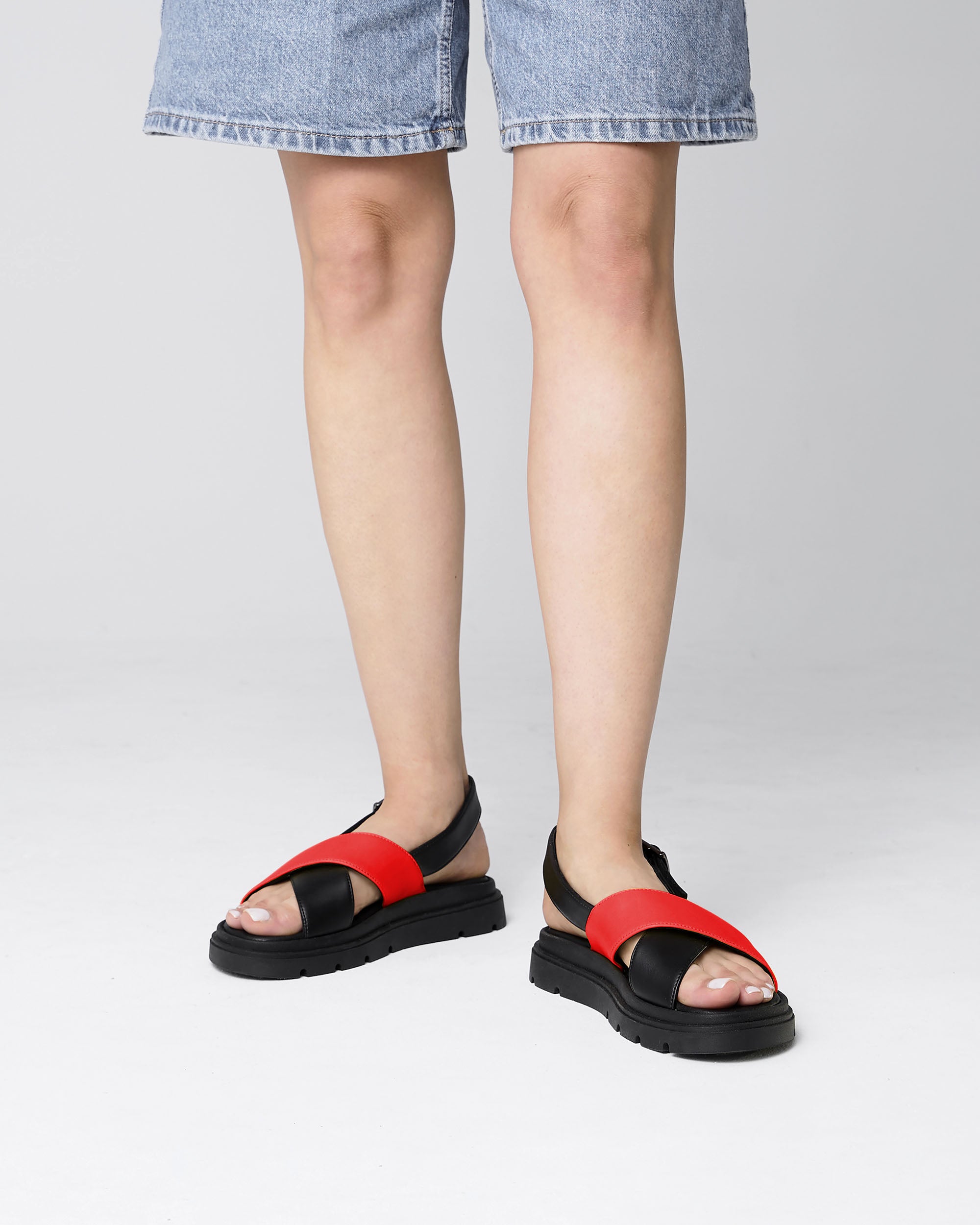 Glare Sandals Red made of vegan corn leather