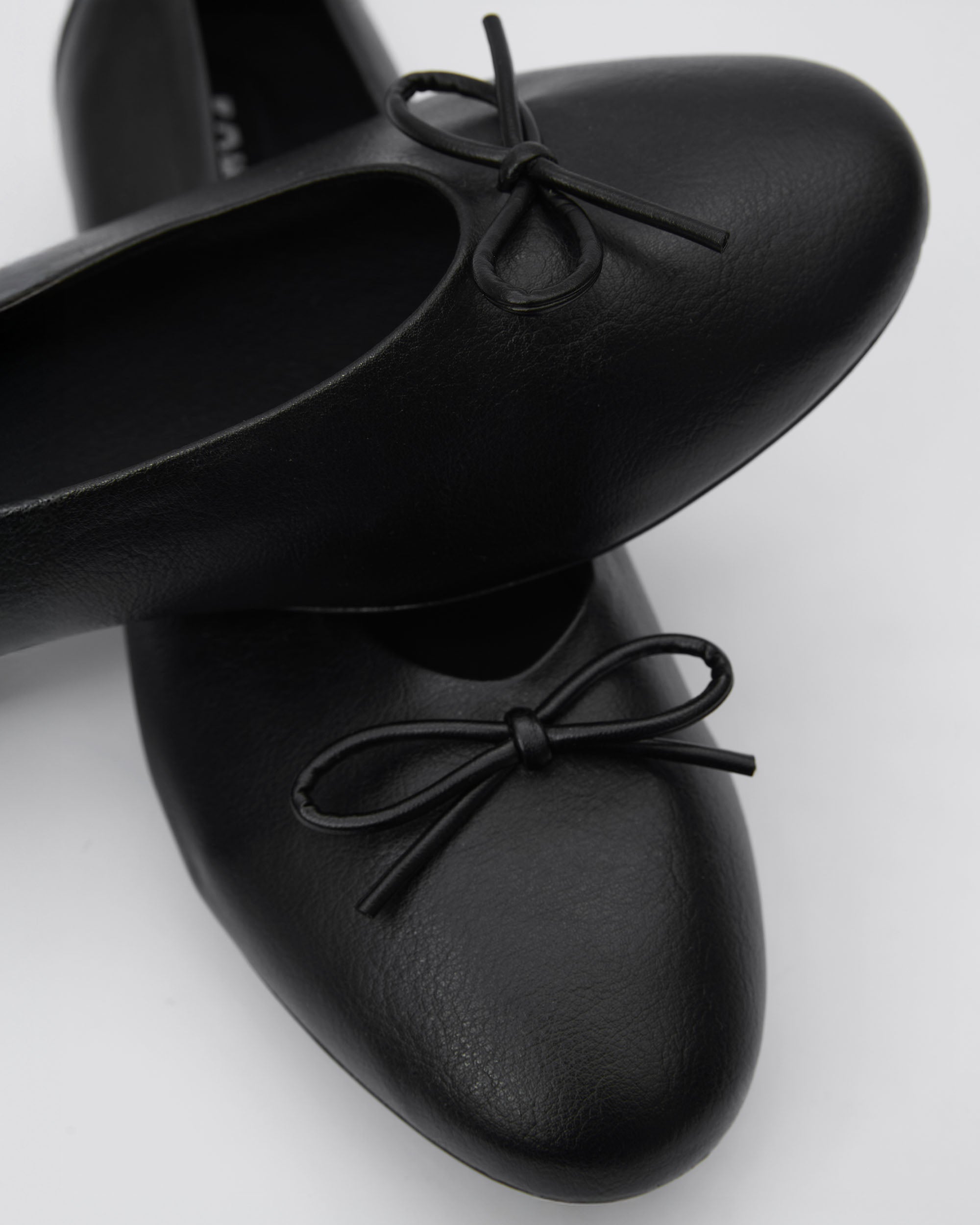 Mossy Pumps Black ballet flats with a bow