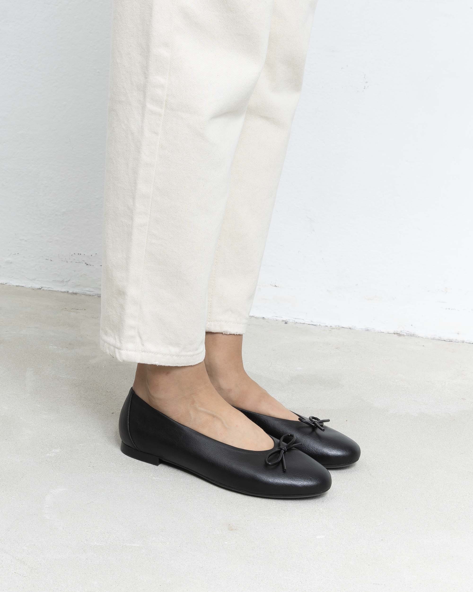 Mossy Pumps Black ballet flats with a bow