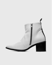 Load image into Gallery viewer, Swan No.1 White Nopal cactus leather boots
